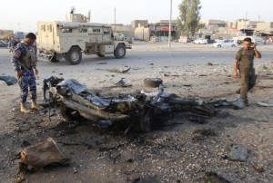 130712-soldat-irakien-restes-calcines-d-un-vehicule