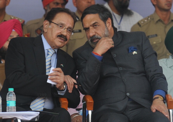 Indian Commerce Minister Anand Sharma (R