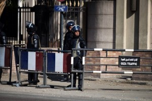 des-policiers-egyptiens-devant-l-ambassade-de-france-au-cair_1120381