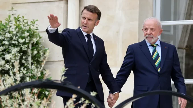 Le-president-francais-Emmanuel-Macron-a-gauche-et-le-president-bresilien-Luiz-Inacio-Lula-da-Silva-marchent-apres-une-conference-de-presse-conjoin-2092754